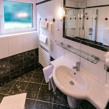 ベッド・アンド・ブレックファスト Bergfried グレーディヒ